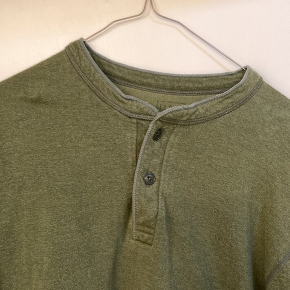 LIKE NEW! MEN’S CASUAL LONG SLEEVE TEE L.L. BEAN! FOREST GREEN W/ 2 BUTTONS - Picture 2 of 2